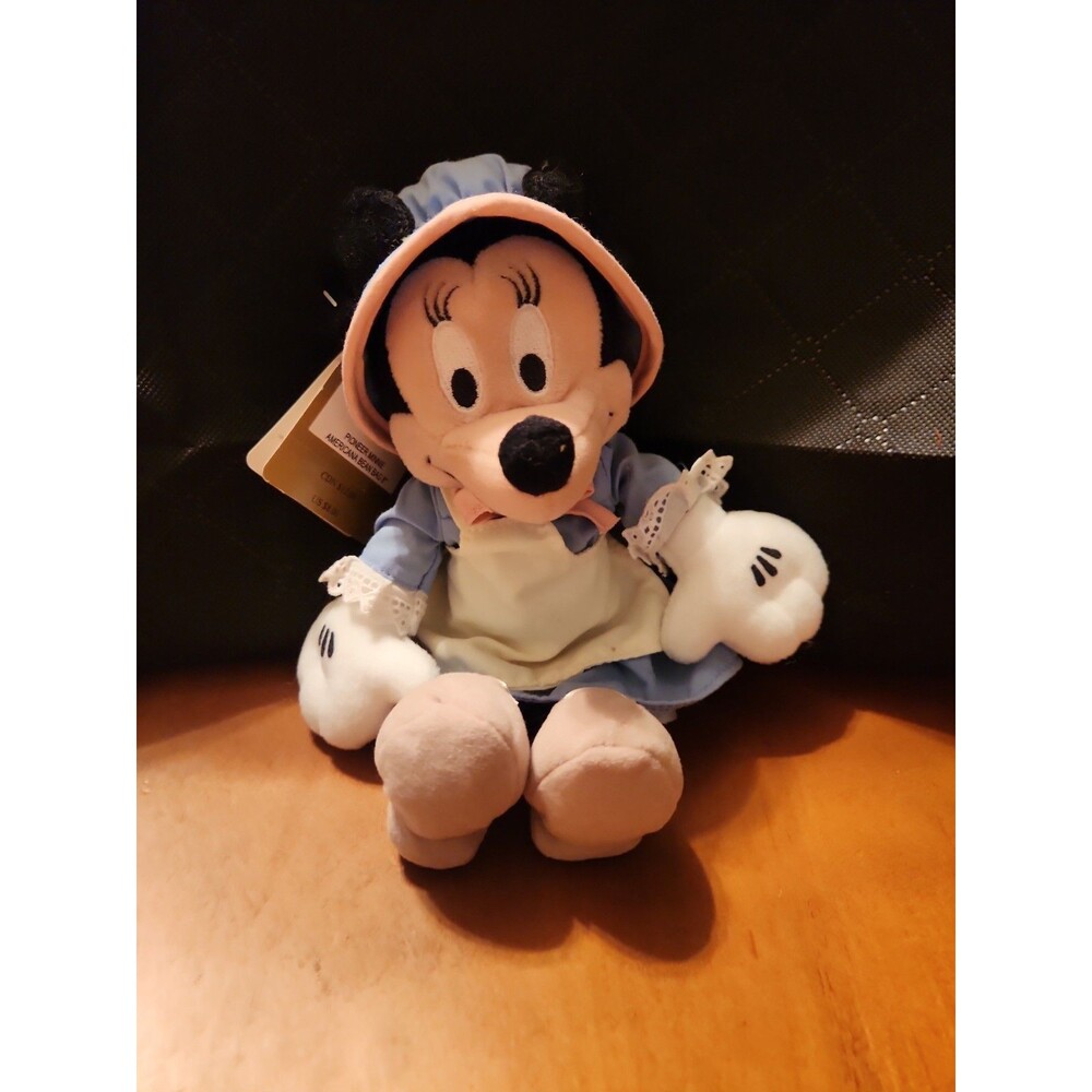 The Disney Store Pioneer Minnie Mouse 8 inch beanbag toy NWT